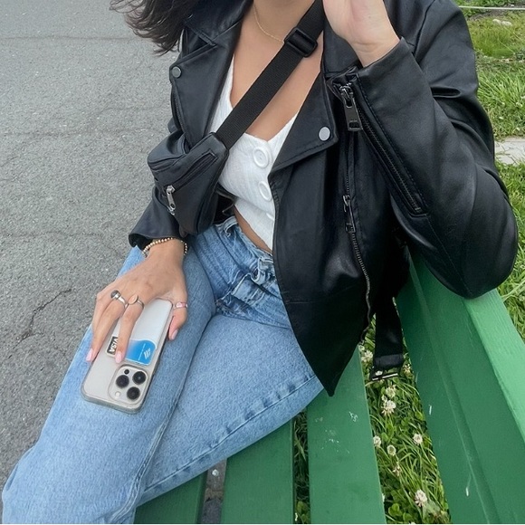 White Ribbed Button-Up Crop Top! - Picture 3 of 4